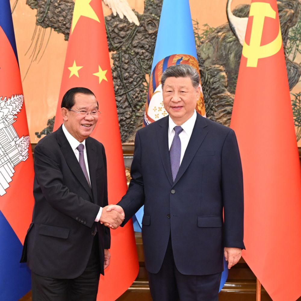 习近平会见柬埔寨人民党主席、参议院主席洪森