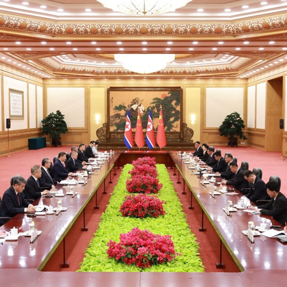 习近平会见朝鲜内阁总理朴泰成